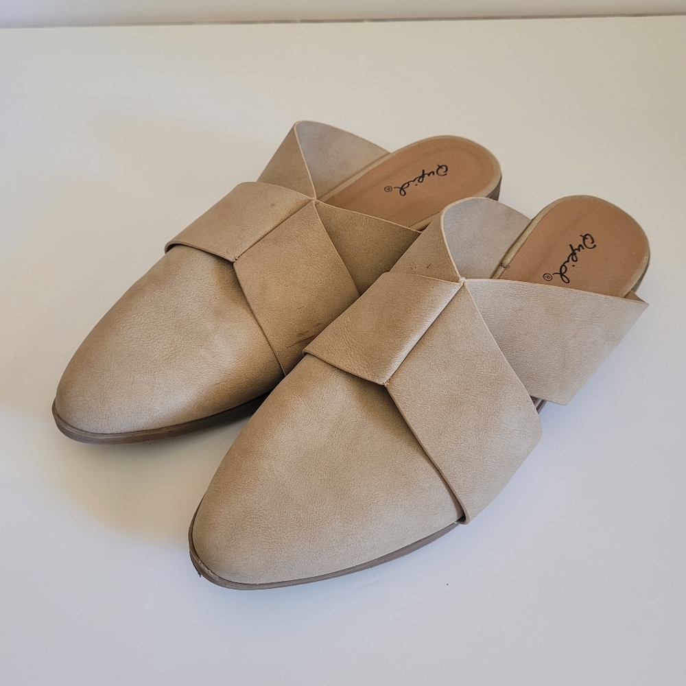 Qupid Cream Sandals Women's Size 7.5 Close-toed Shoes 1 inch Heel